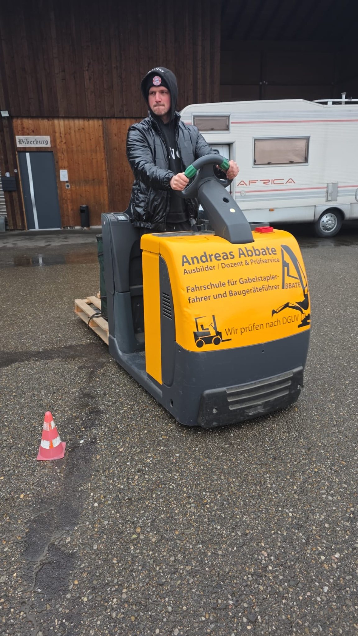 Andreas Abbate auf einem gelben Flurförderzeug