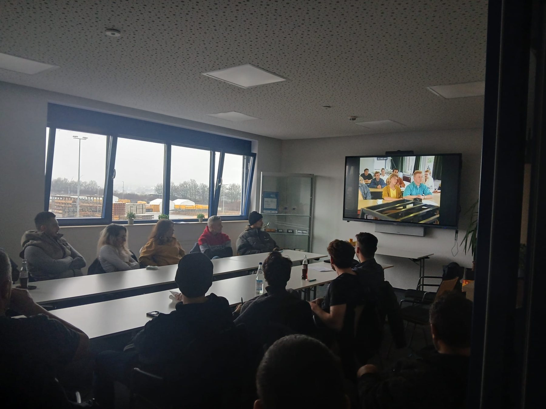 Teilnehmer in einem Schulungsraum während der Theorieeinheit