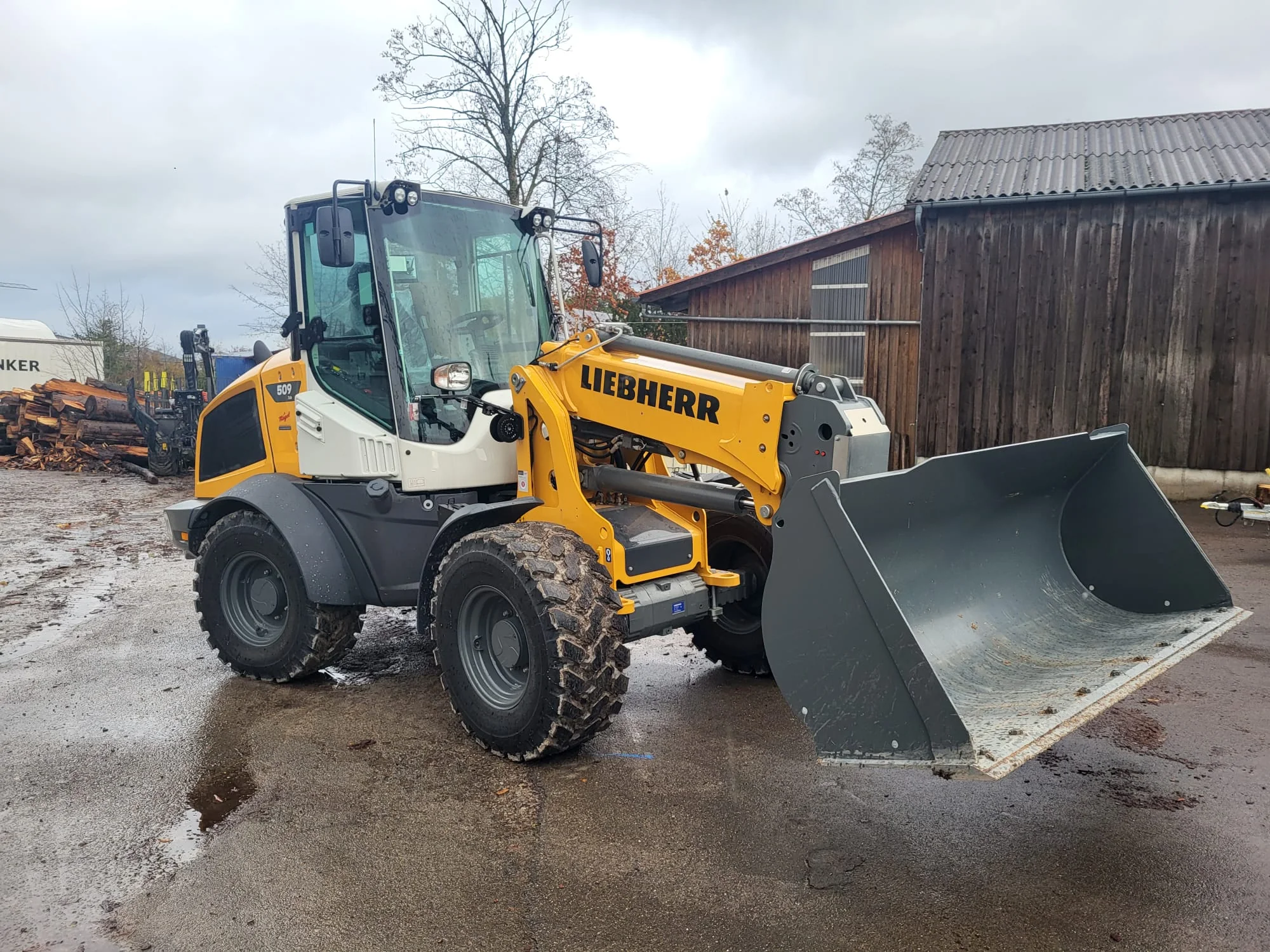 Liebherr Radlader auf einem Betriebshof