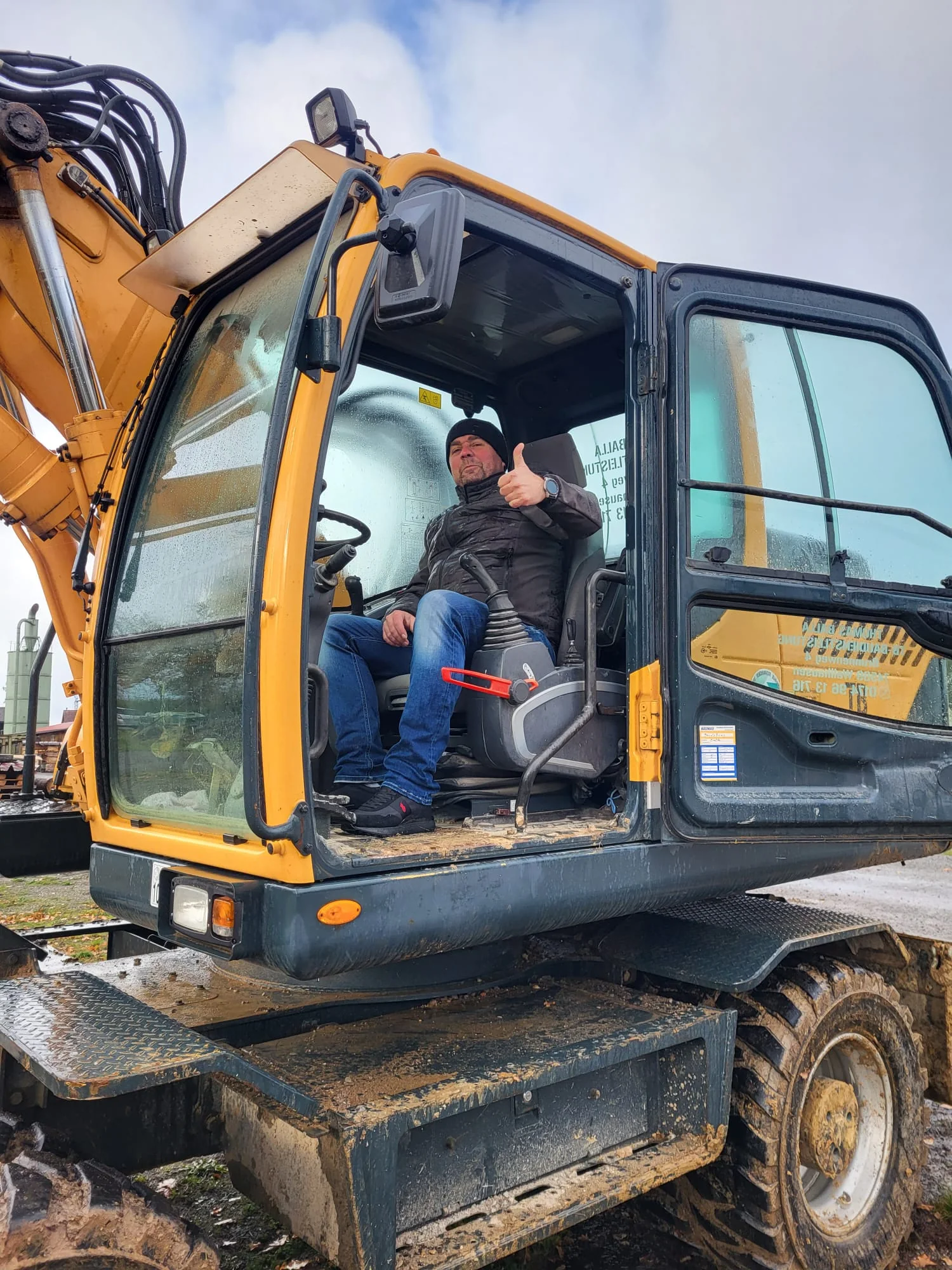 Fahrer in der Kabine eines Baggers