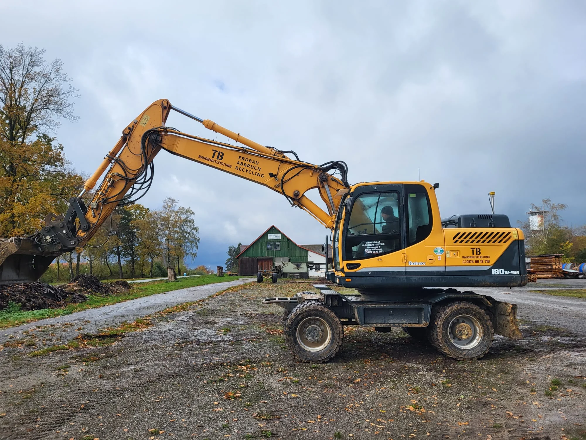 Mobilbagger in Seitenansicht